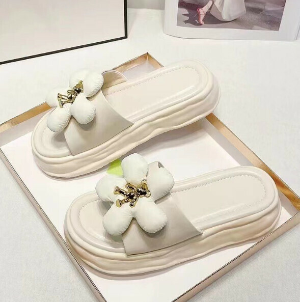 New style thick-soled sandals with a poop-like feel (little bear white) [size 36-41] [contact customer service after placing the order to confirm the delivery size]