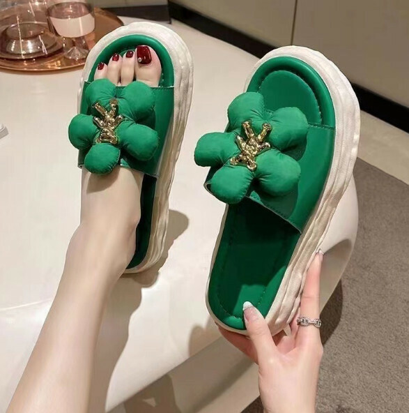 New style thick-soled sandals with a poop-like feel (little bear green) [size 36-41] [contact customer service after placing the order to confirm the delivery size]