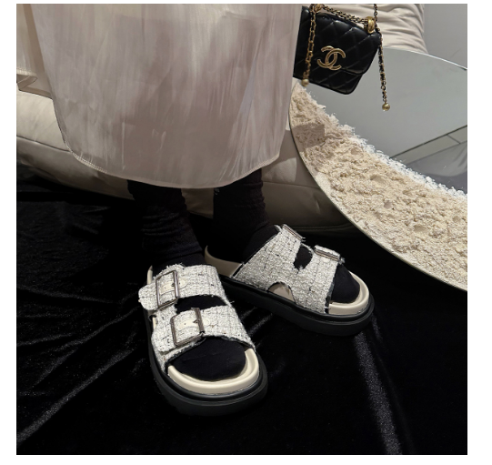 Hot Selling Camellia Small Fragrance Sandals (off-white size 35-40) (contact customer service after placing the order to confirm the delivery size)