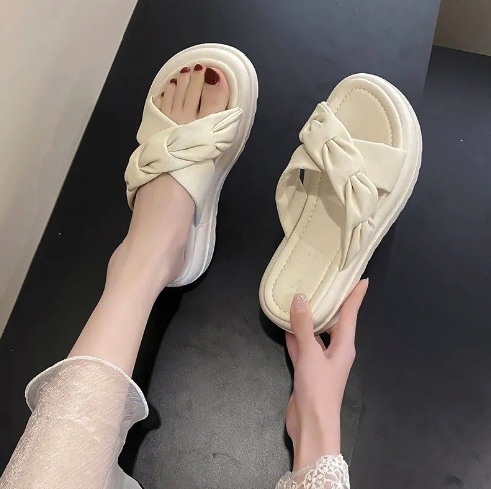 Hot selling sponge cake non-slip casual sandals (off-white - size: 35-40) (contact customer service after placing the order to confirm the delivery size)