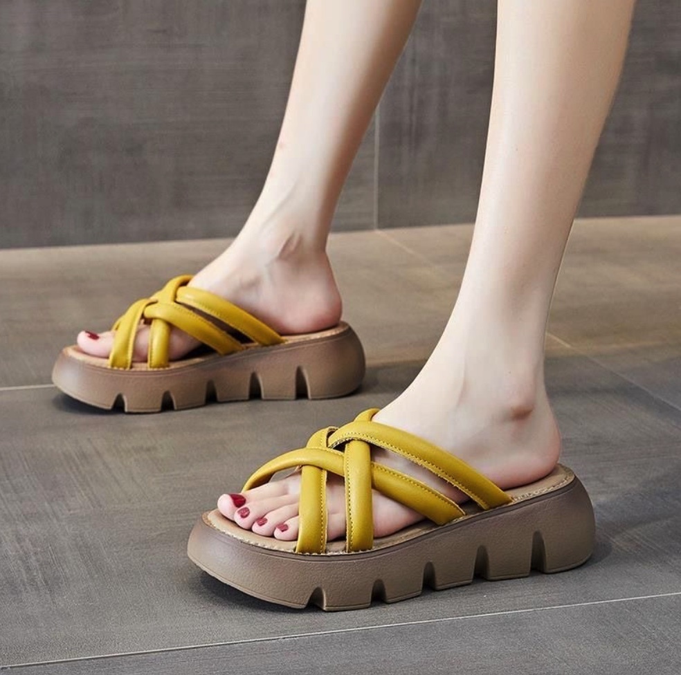 Hot selling soft leather platform slippers (yellow slippers - size: 35-40) (contact customer service after placing the order to confirm the delivery size)