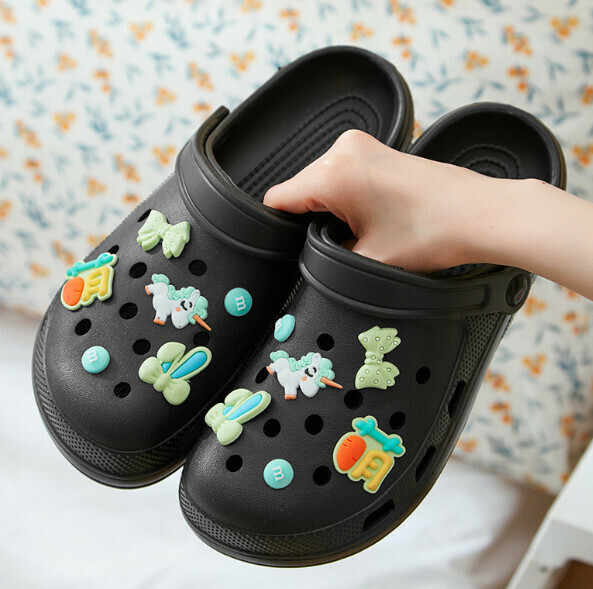 Hot selling Crocs [Black-Unicorn] (Size: 36-43 (one size larger) [Please contact customer service to confirm the delivery size after placing the order]