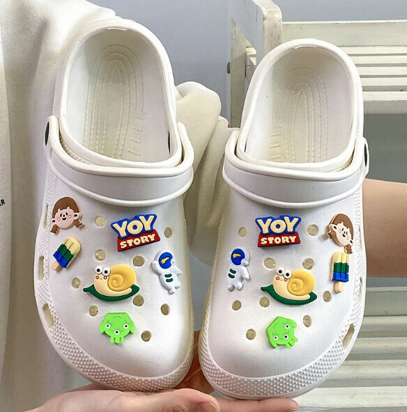 Hot selling Crocs [White-Small Snail] (Size: 36-43 (one size larger) [Please contact customer service to confirm the delivery size after placing the order]