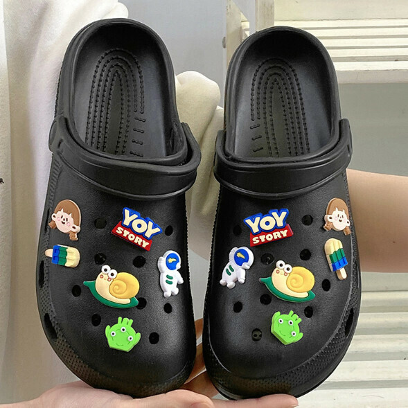 Hot selling Crocs [Black-Small Snail] (Size: 36-43 (one size larger) [Please contact customer service to confirm the delivery size after placing the order]