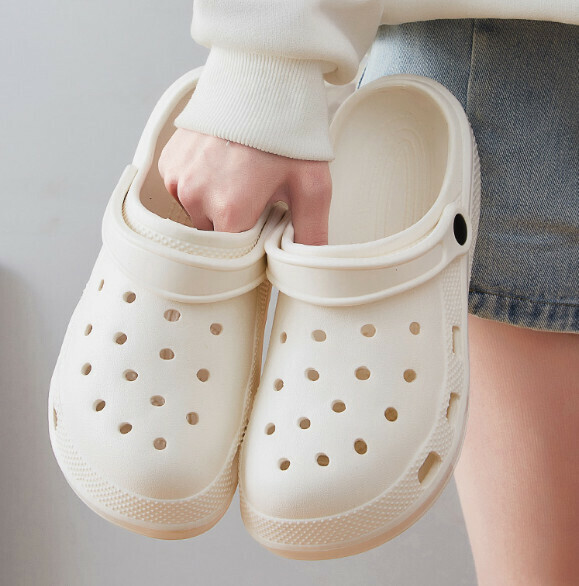 Hot Selling Baotou Crocs Sandals [Solid Color Crocs - White] (Size: 36-45 (one size larger) [Please contact customer service after placing the order to confirm the delivery size]