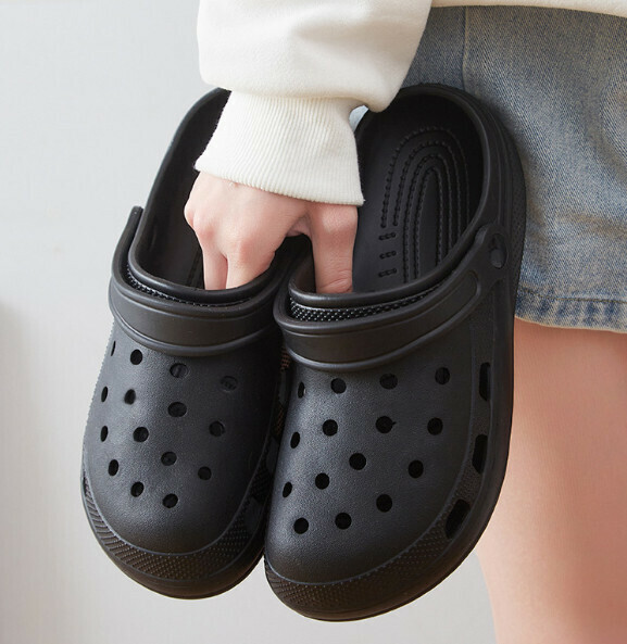 Hot Selling Baotou Croc Shoes Sandals [Solid Color Croc Shoes - Black] (Size: 36-45 (one size larger) [Please contact customer service after placing the order to confirm the delivery size]