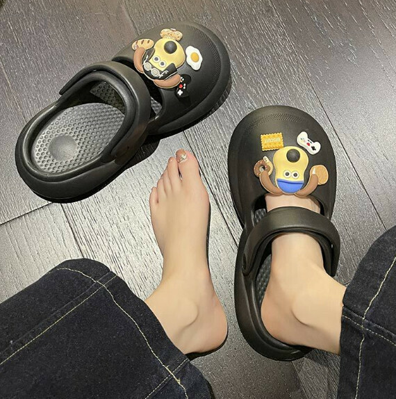 Hot selling cute and versatile toe-toe sandals and Crocs [Black-glasses dog Crocs] (Size: 36-41) [Please contact customer service to confirm the delivery size after placing the order]