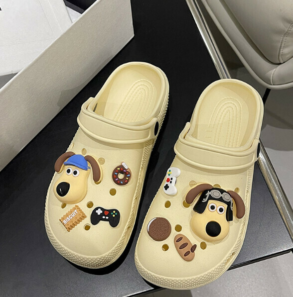 Hot selling cute and versatile toe-toe sandals and Crocs [Beige - Glasses Dog Crocs] (Size: 36-41) [Please contact customer service after placing an order to confirm the delivery size]
