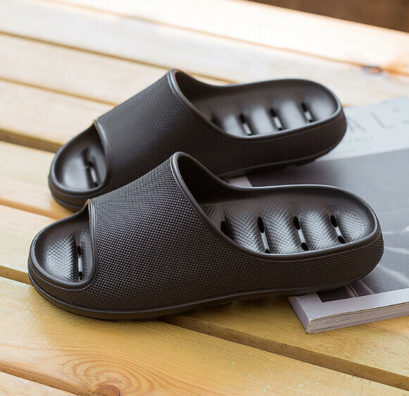 Hot selling home slippers [black (4.5CM soft thick sole leaking) (size: 40-45 is one size smaller) [please contact customer service to confirm the delivery size after placing the order]