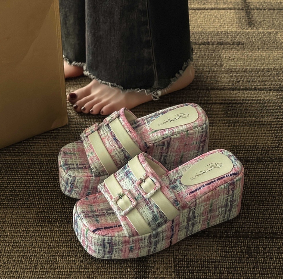 Hot selling thick-soled platform sandals (color) (size 35-40) (contact customer service after placing the order to confirm the delivery size)