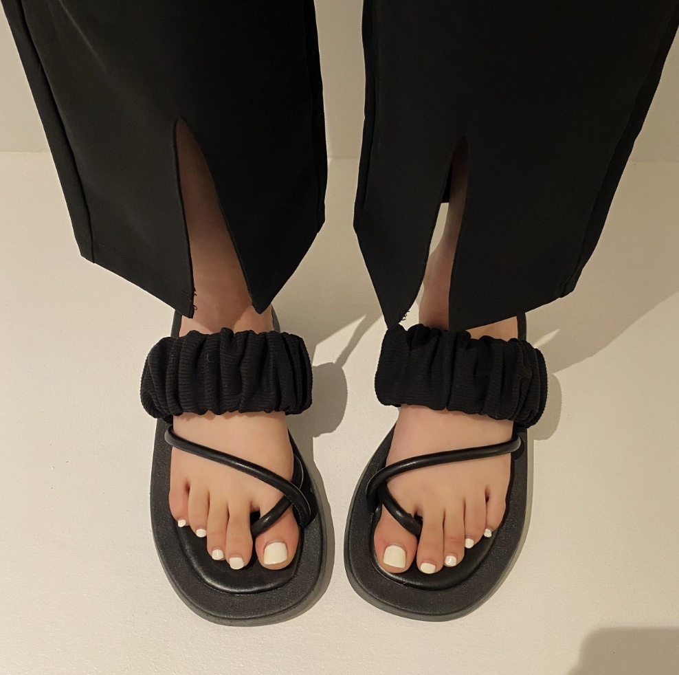 Popular thick-soled flip-flops (black) (size 35-40) (contact customer service after placing an order to confirm the delivery size)