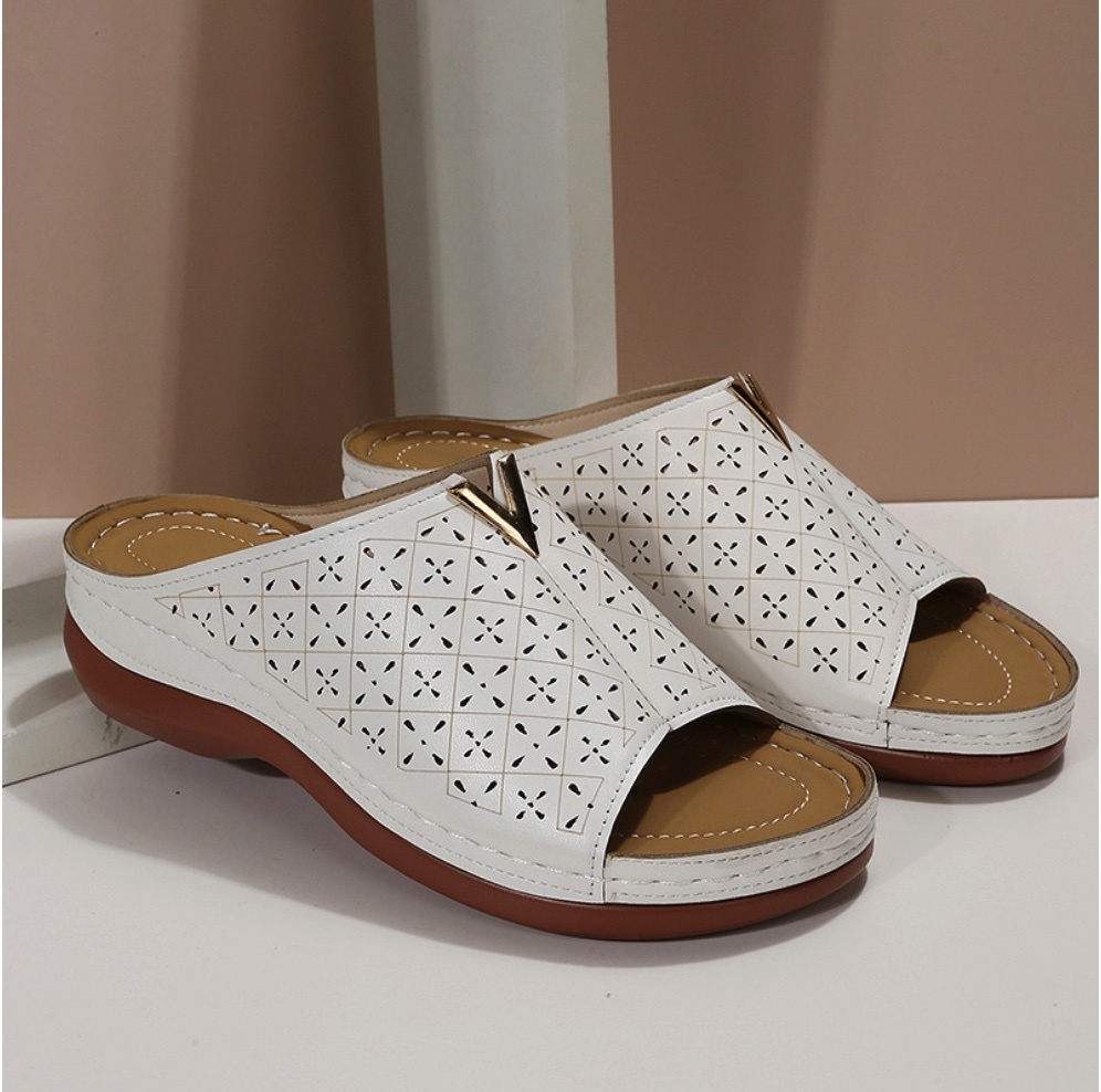 Popular solid color thick-soled carved rhinestone sandals (white) (size 35-40) (contact customer service after placing the order to confirm the delivery size)