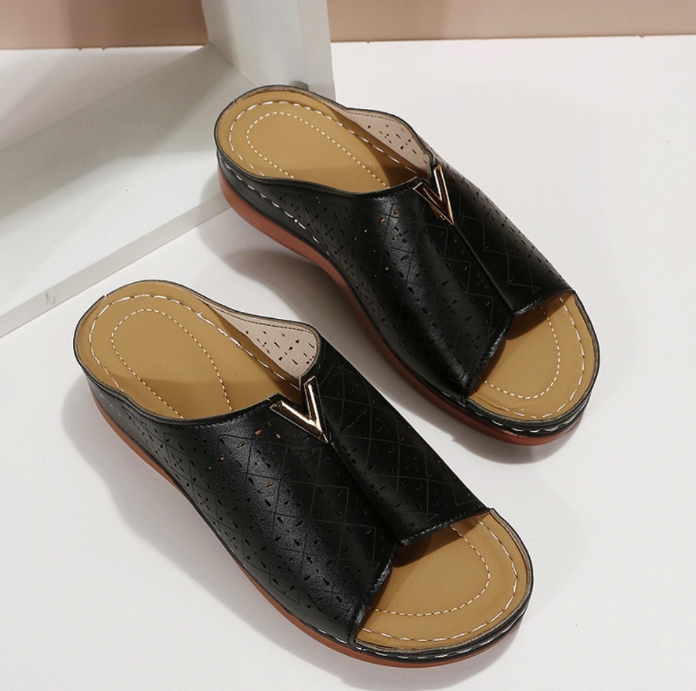 Popular solid color thick-soled carved rhinestone sandals (black) (size 35-40) (contact customer service after placing the order to confirm the delivery size)