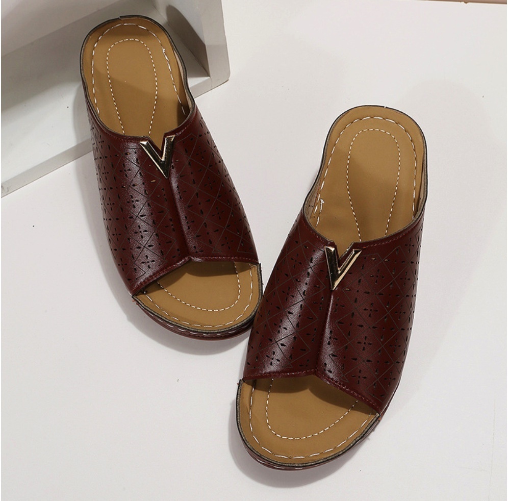 Popular solid color thick-soled carved rhinestone sandals (maroon) (size 35-40) (contact customer service after placing the order to confirm the delivery size)