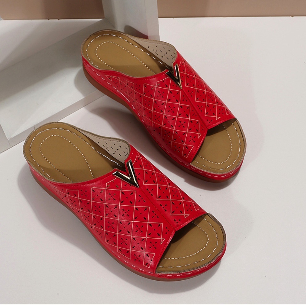 Popular solid color thick-soled carved rhinestone sandals (red) (size 35-40) (contact customer service after placing the order to confirm the delivery size)