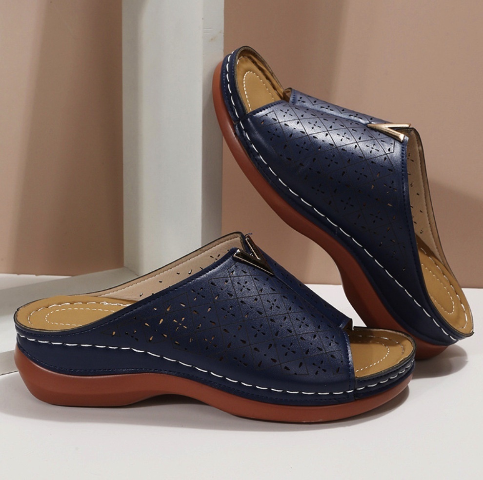 Popular solid color thick-soled carved rhinestone sandals (blue) (size 35-40) (contact customer service after placing the order to confirm the delivery size)