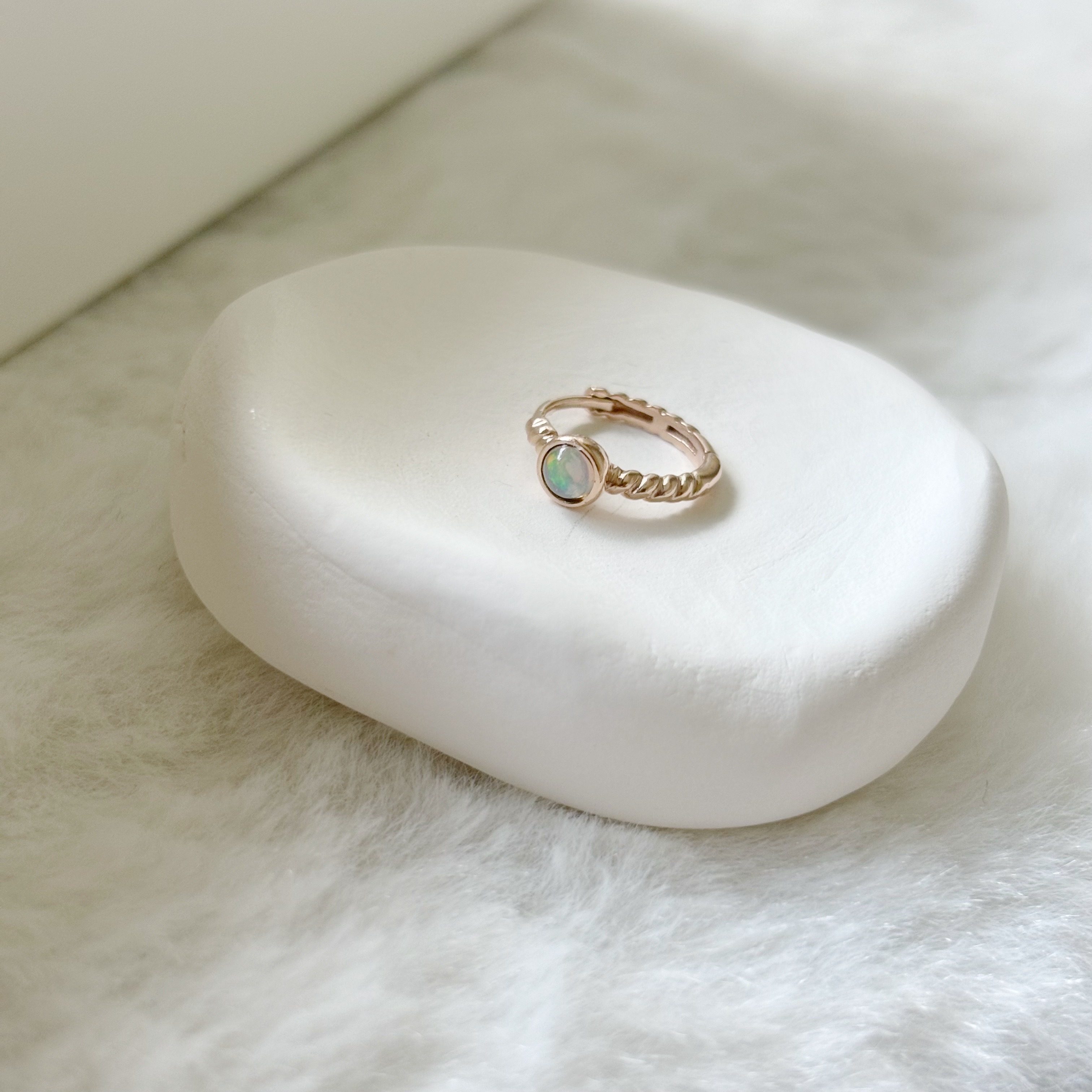 14K 小圓歐泊麻花耳圈