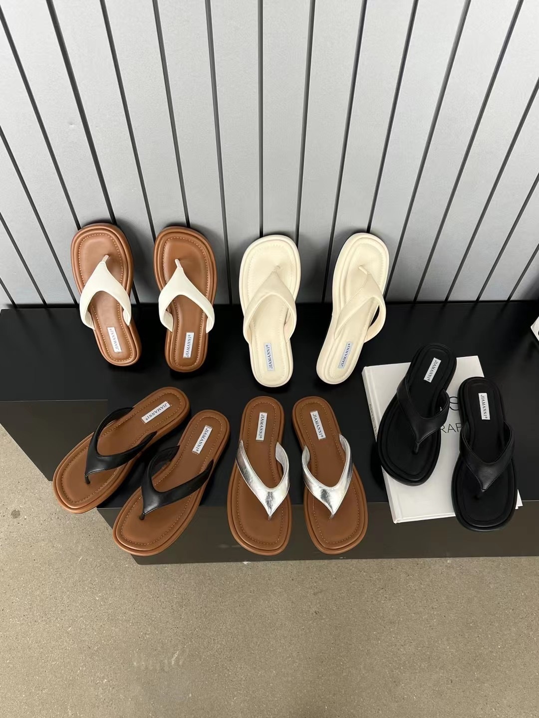 寬版夾腳平底涼鞋