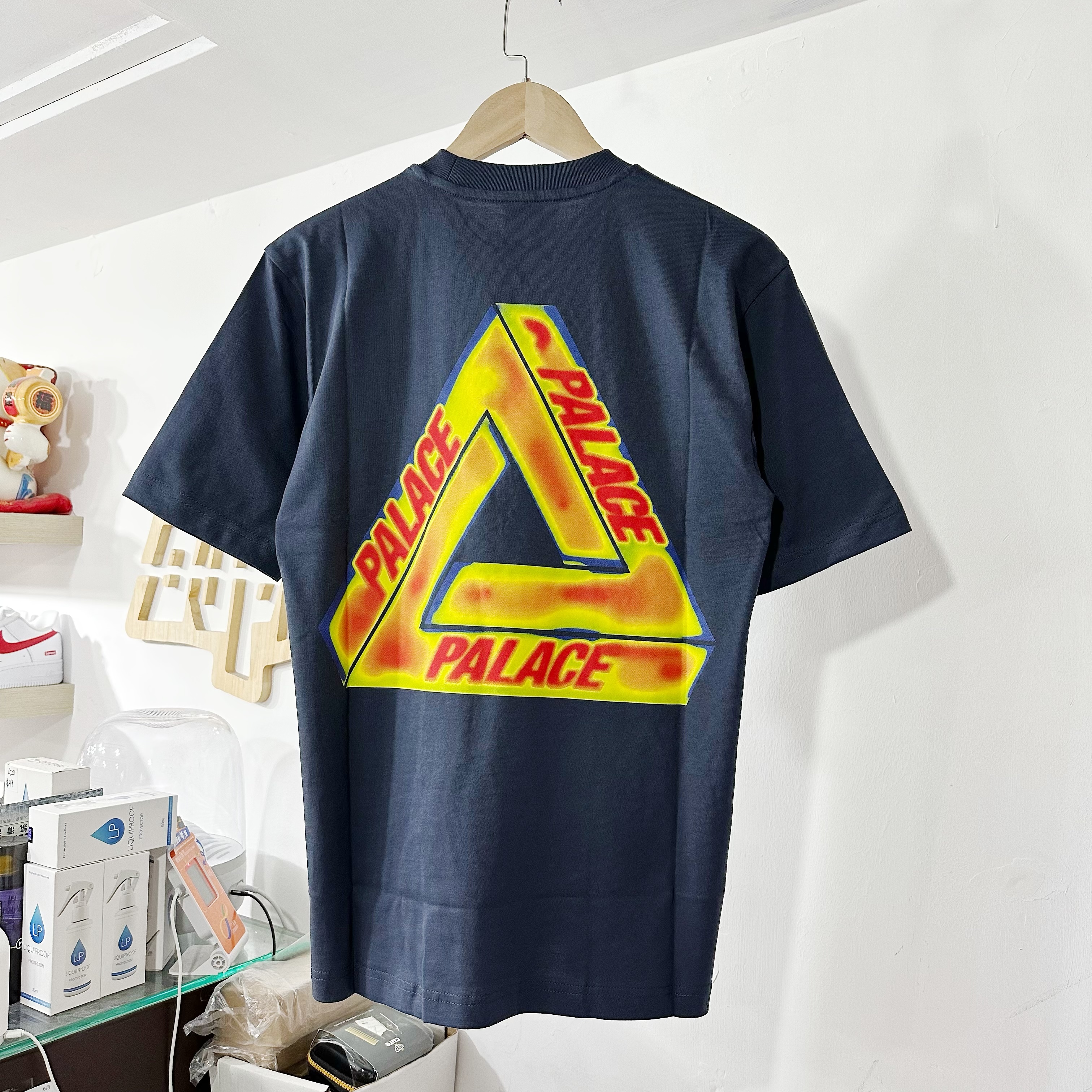 PALACE Heat Sensi T-shirt - POIZON