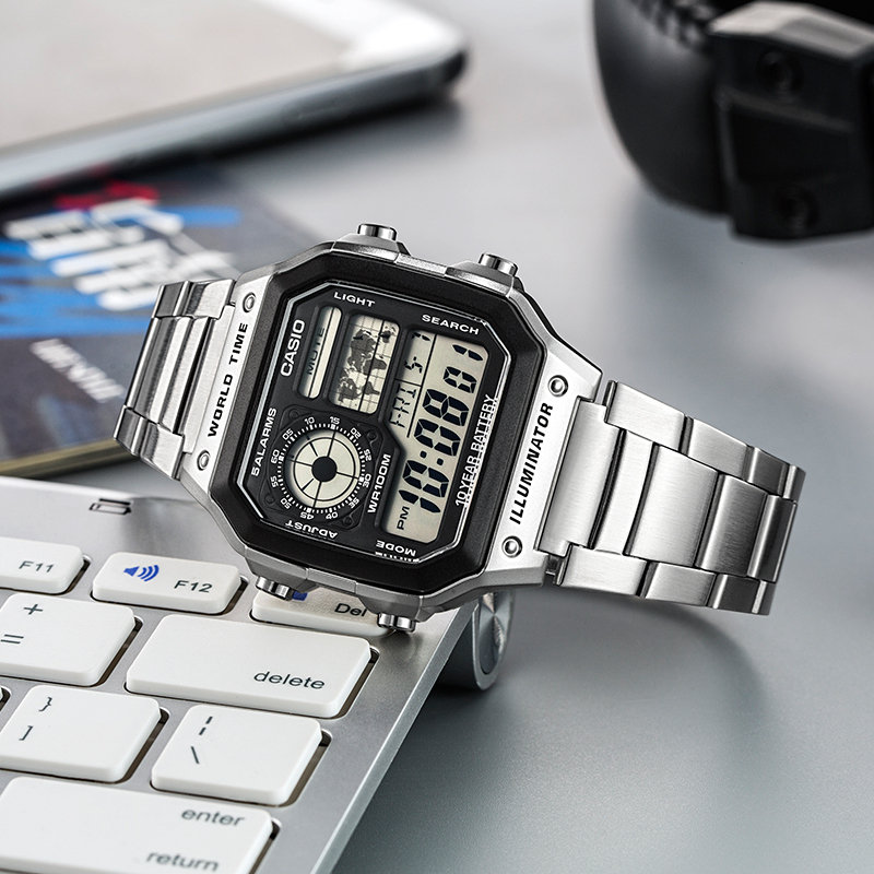 【CASIO 卡西歐】AE-1200WHD 銀黑 空中飛人 商務實用 旅行外出 世界地圖 多時區 不鏽鋼 方型電子錶 手錶