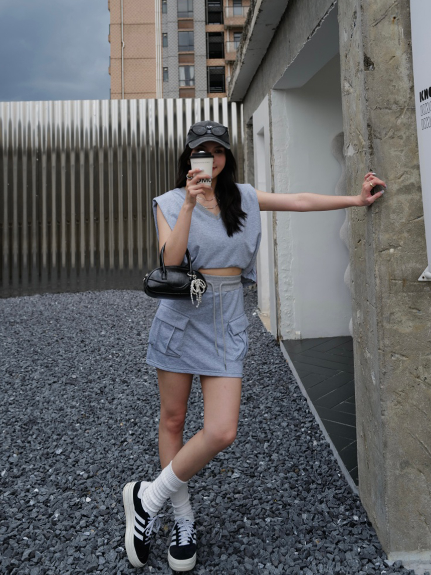 June.廣州連線 | V領棉質運動工裝短裙套裝*2色 ∣