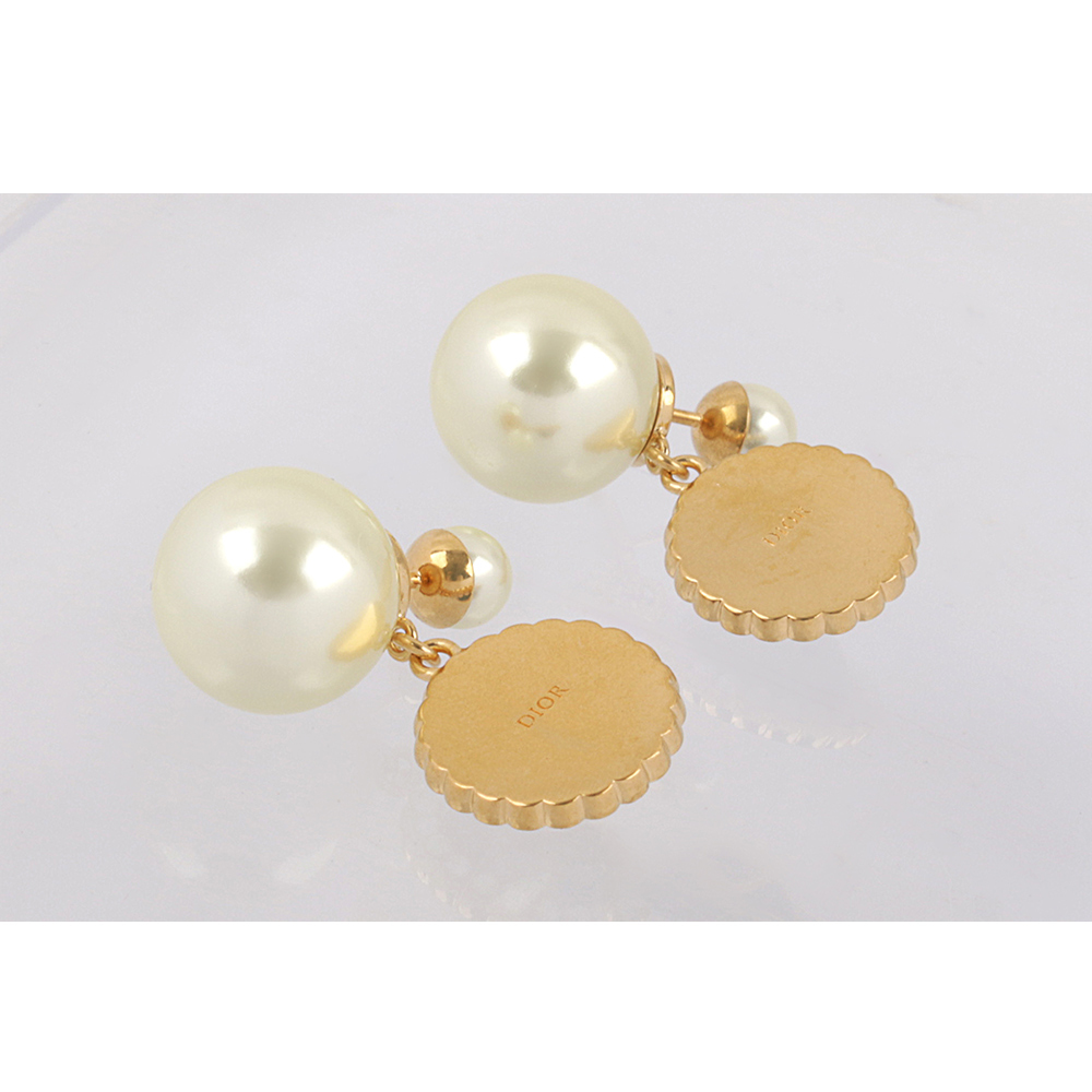 【CHRISTIAN DIOR】Tribales CD Logo 珍珠鑲飾玻璃珠針式耳環(金色/黑色) E3070WOMVE3_D307