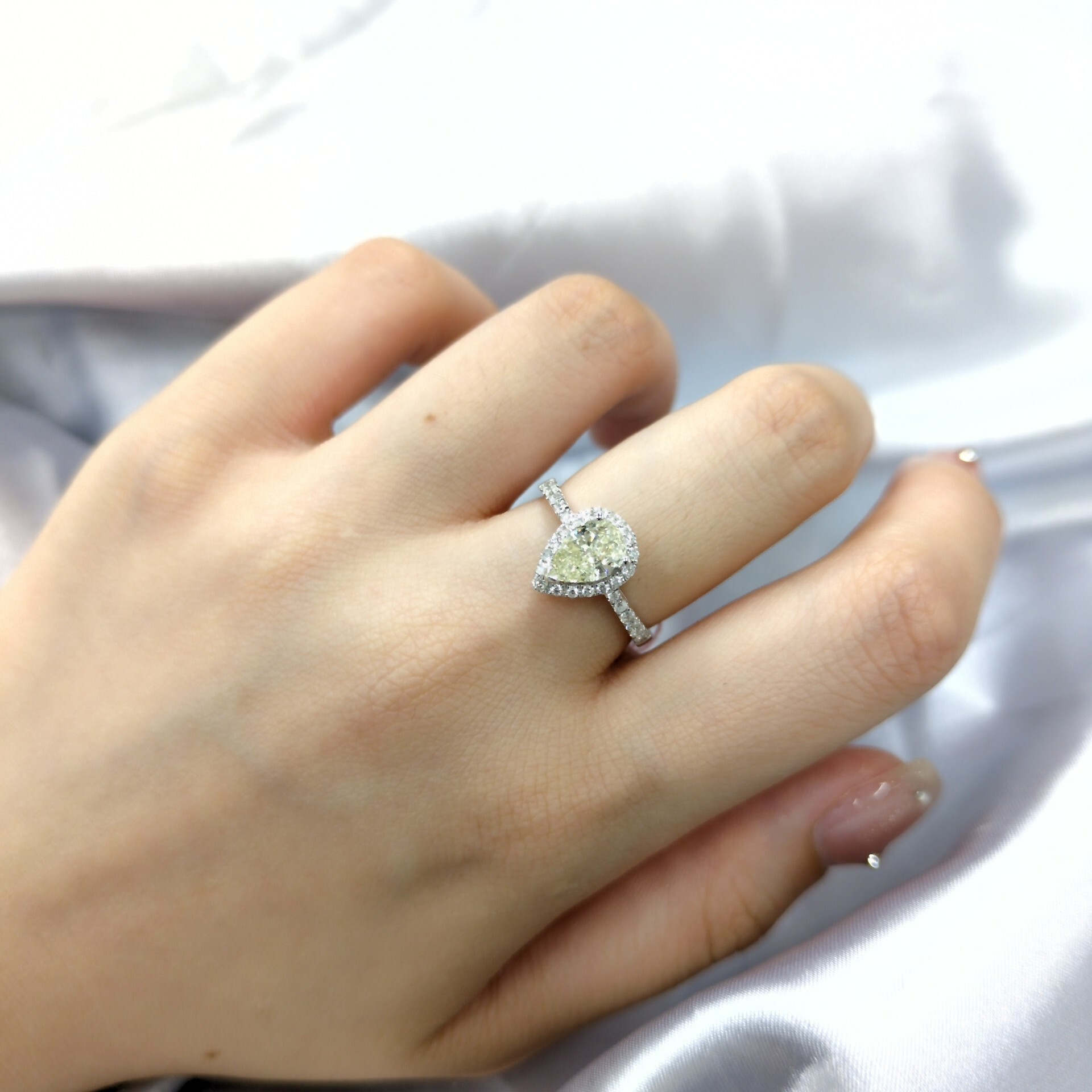 全新18K白金【單粒64份鑽石】配小鑽共90份鑽石戒指