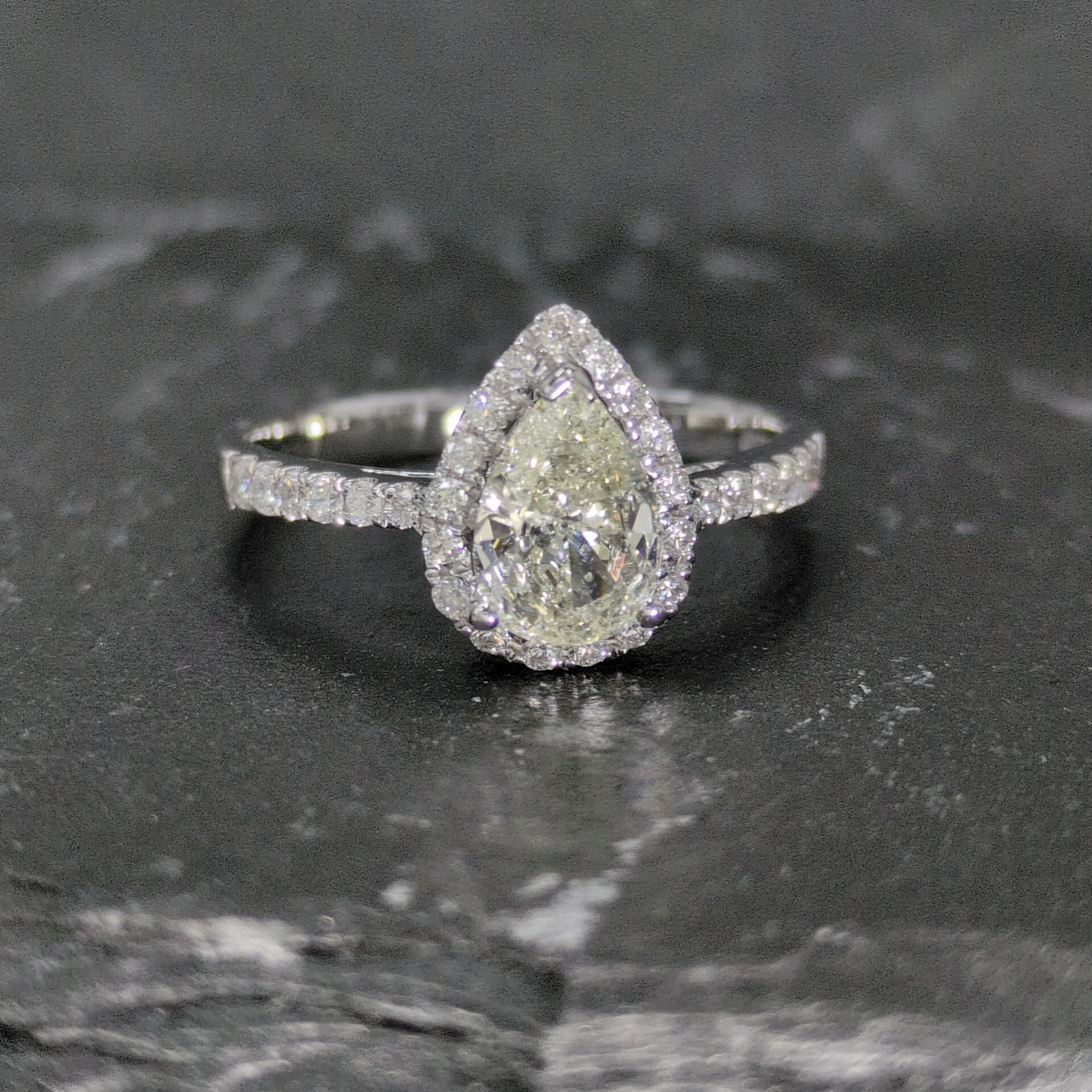 全新18K白金【單粒64份鑽石】配小鑽共90份鑽石戒指