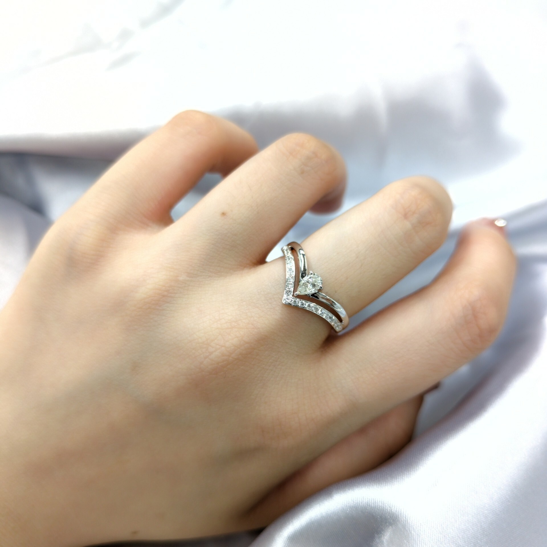 18K White Gold 0.37ct Pear Shaped Diamond Ring