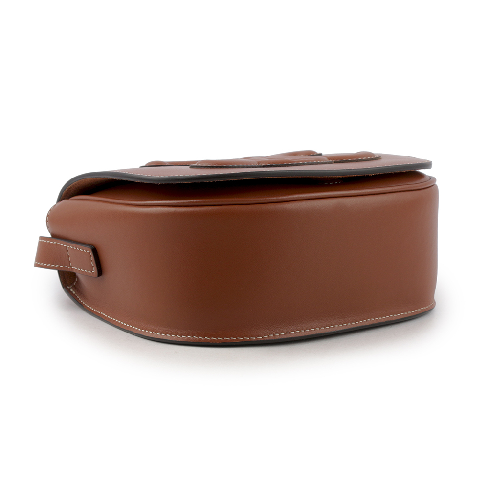 【CELINE】Folco Triomphe 平滑小牛皮翻蓋馬鞍包(焦糖色) 198263DU3.04LU