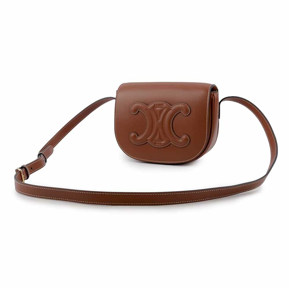 【CELINE】Folco Triomphe 平滑小牛皮翻蓋馬鞍包(焦糖色) 198263DU3.04LU