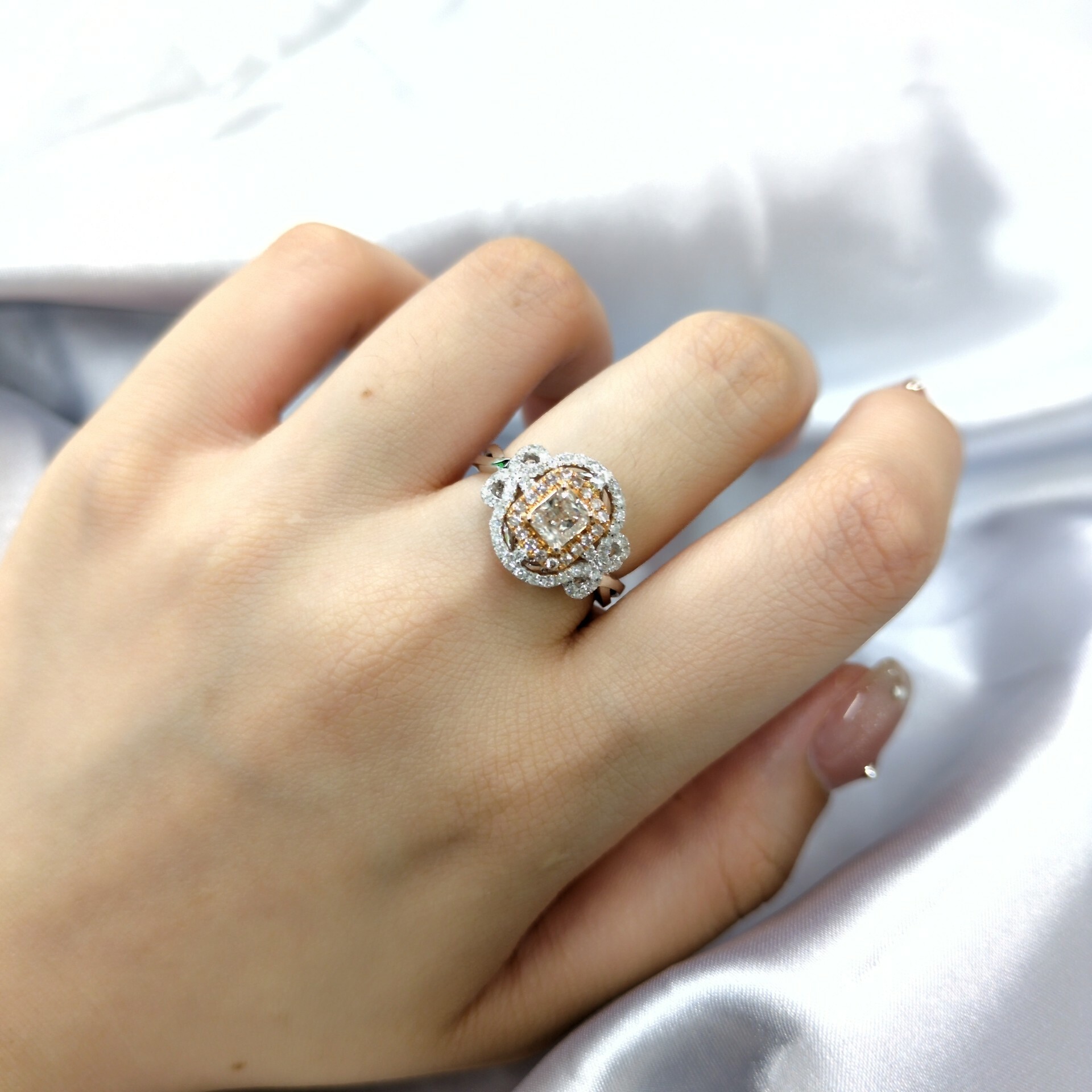 18K Gold 0.77ct Fancy Light Pink Diamond Ring