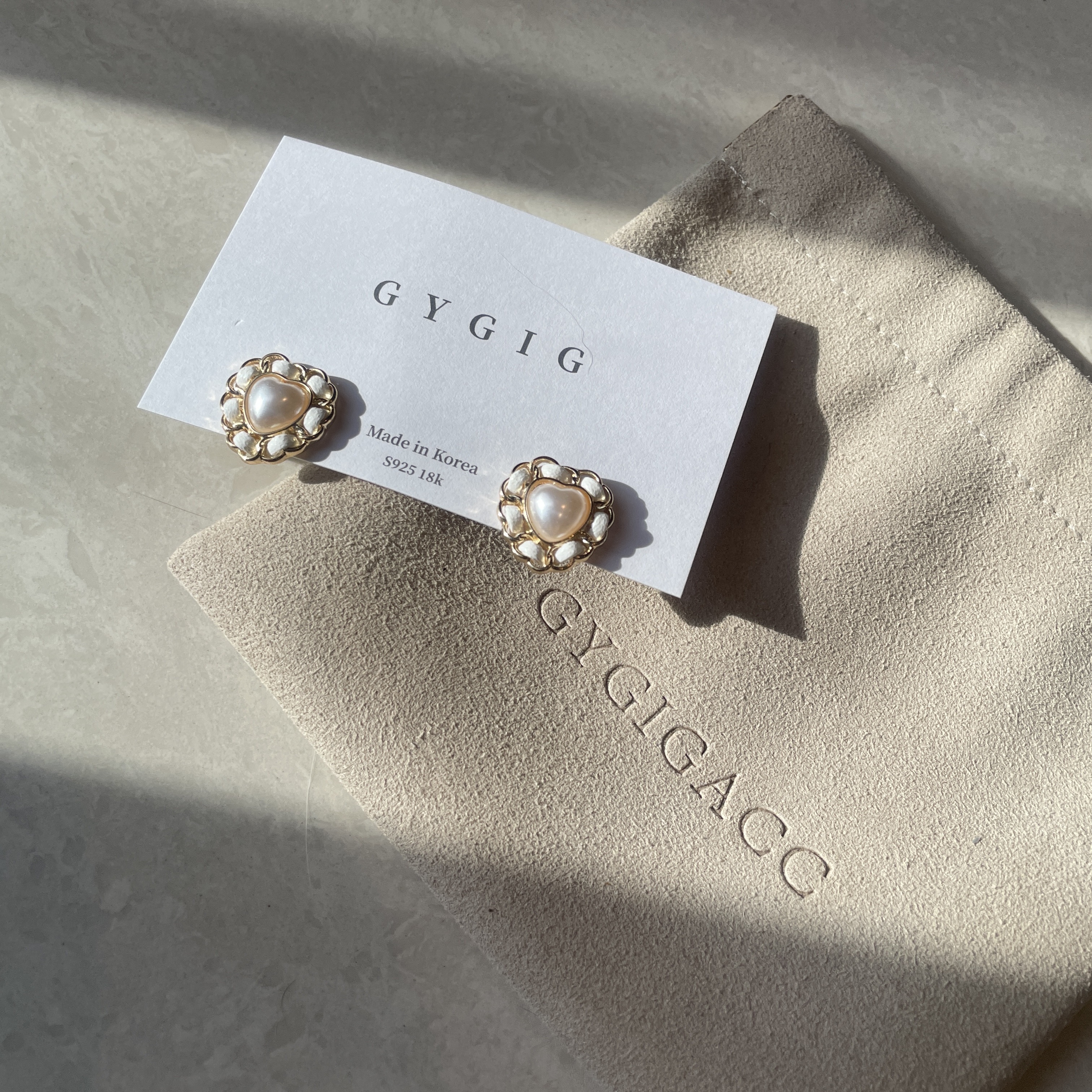 奶甜粉心珍珠 白皮革穿鍊耳釘/現貨1