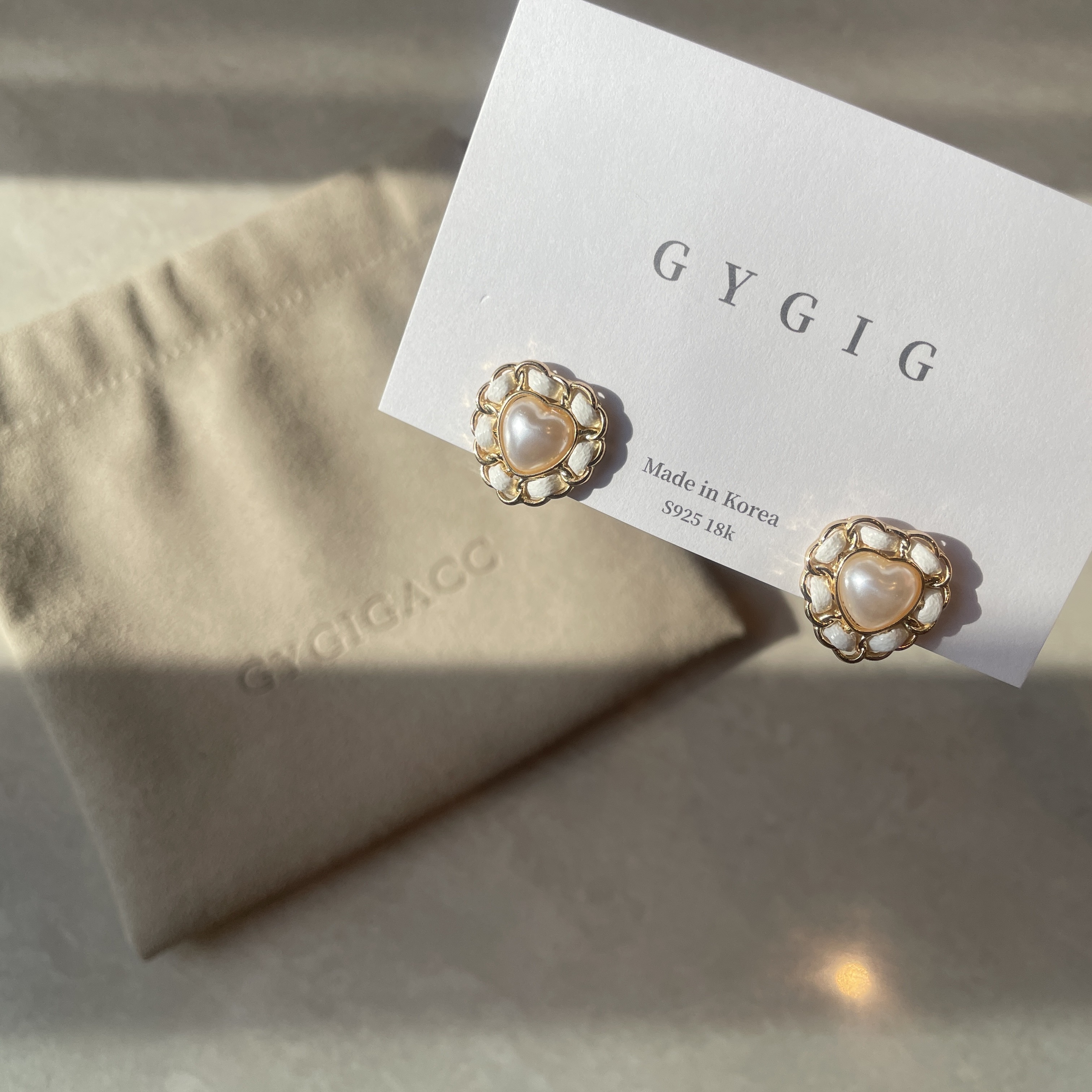 奶甜粉心珍珠 白皮革穿鍊耳釘/現貨1