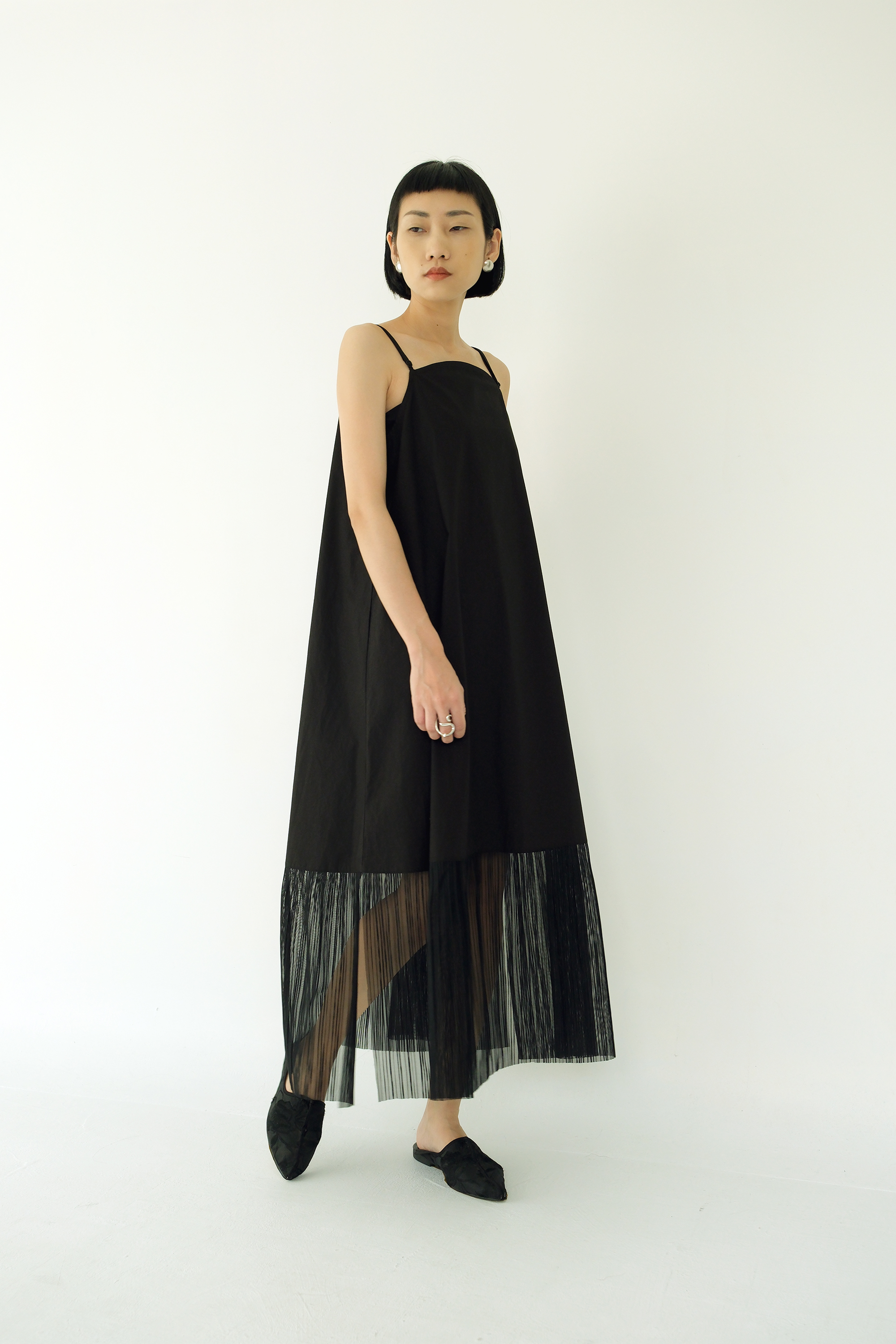 川 衣 WEAR BEING 細肩帶襯裙洋裝 黑