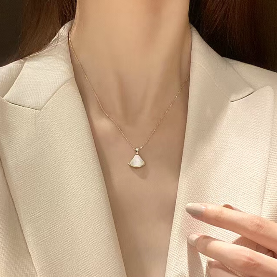 18k Divas’Dream純白玉貝小裙子定製項鍊”