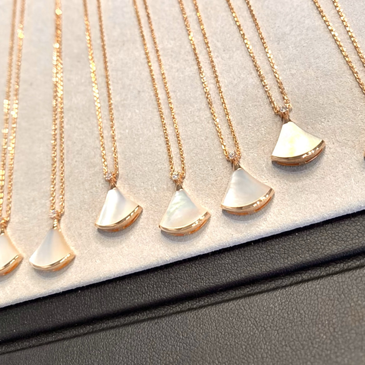 18k Divas’Dream純白玉貝小裙子定製項鍊”