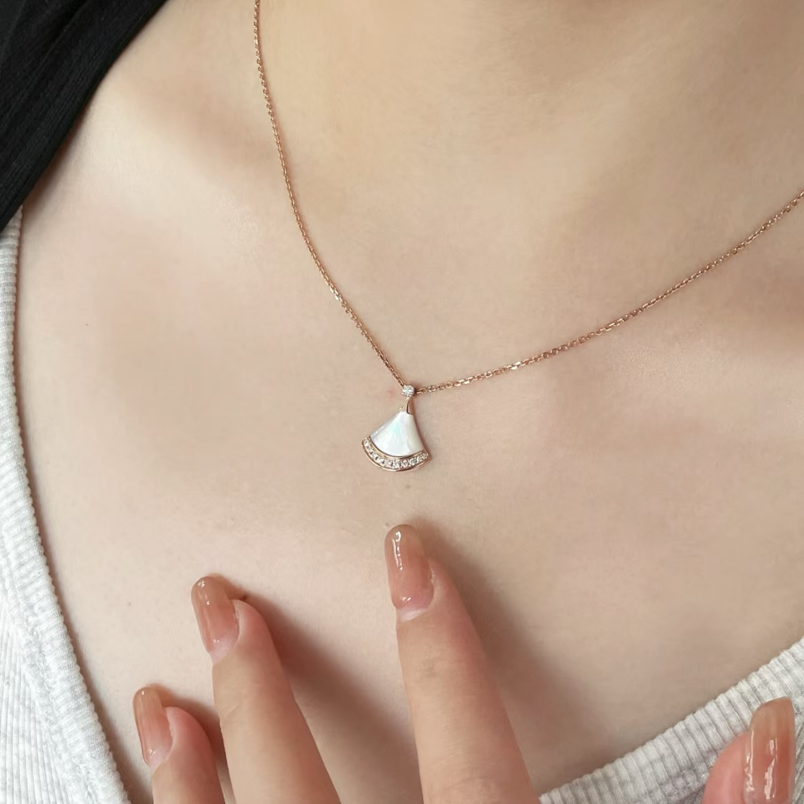 18k Divas’Dream白玉貝鑲鑽”小裙子定製項鍊