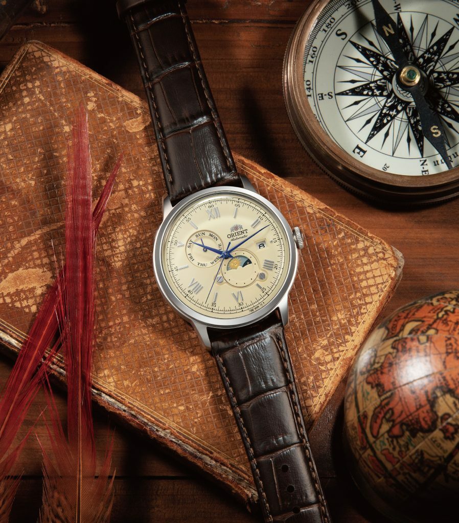 萬年鐘錶 - 東方錶  ORIENT   象牙白面盤 日月晝夜之美 Orient Bambino系列月象機械腕錶  RA-AK0803Y 錶徑 : 41.5mm