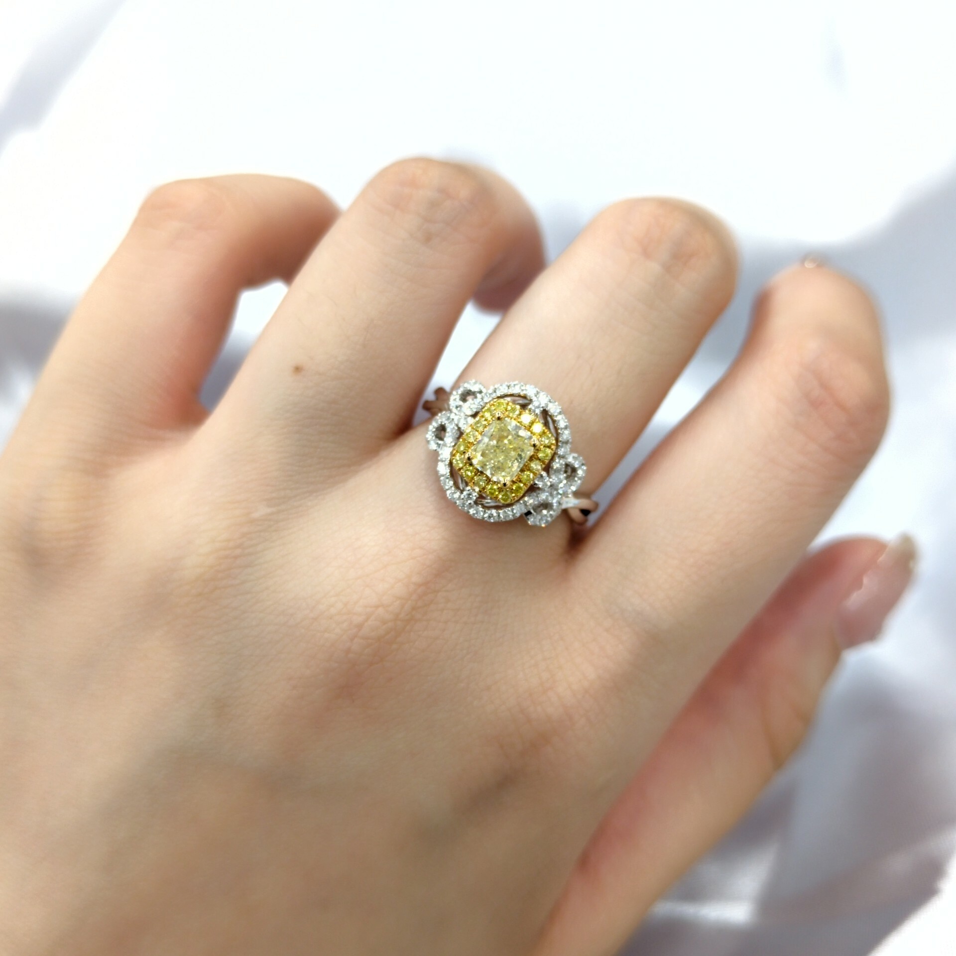 18K Gold 1.00ct Fancy Yellow Diamond Ring