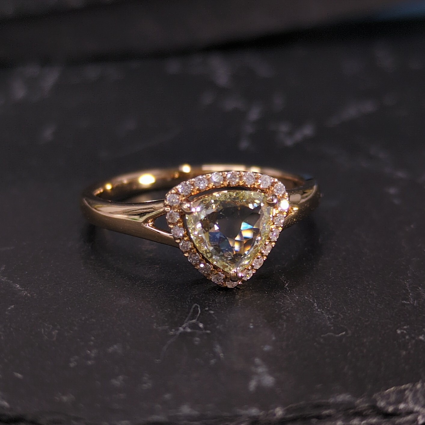 全新18K玫瑰金【單粒49份鑽石】 配小鑽共57份鑽石戒指