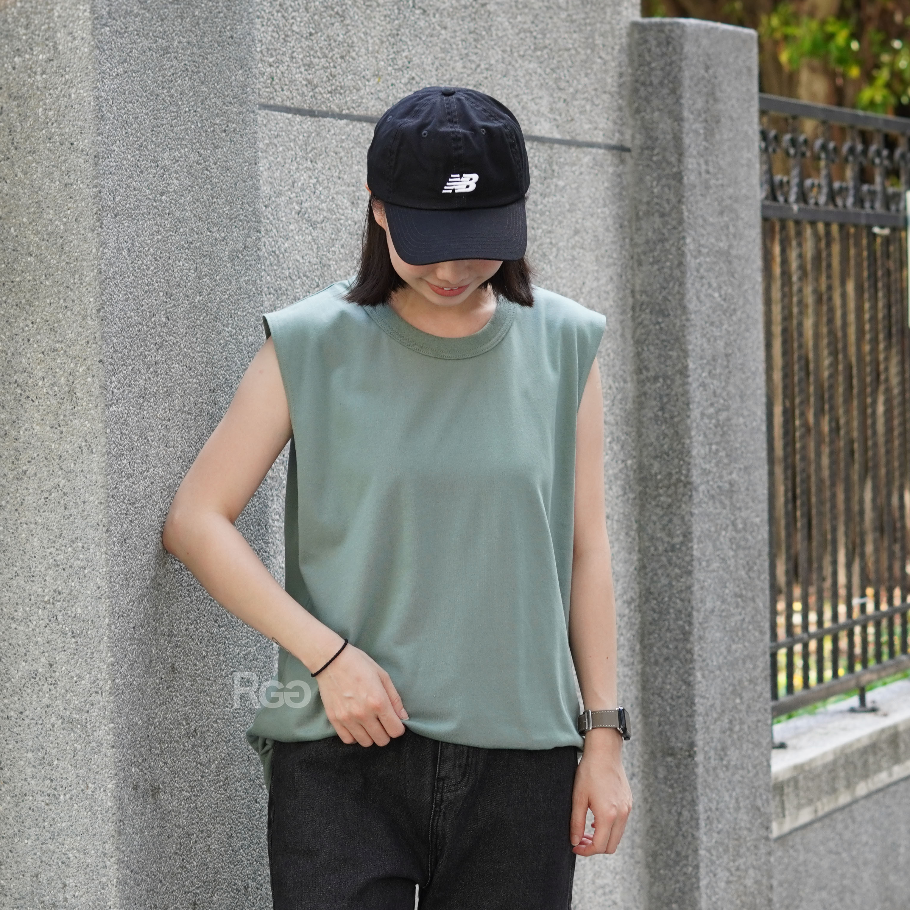 女模穿著#24117 精梳棉寬肩背心石綠色正面照