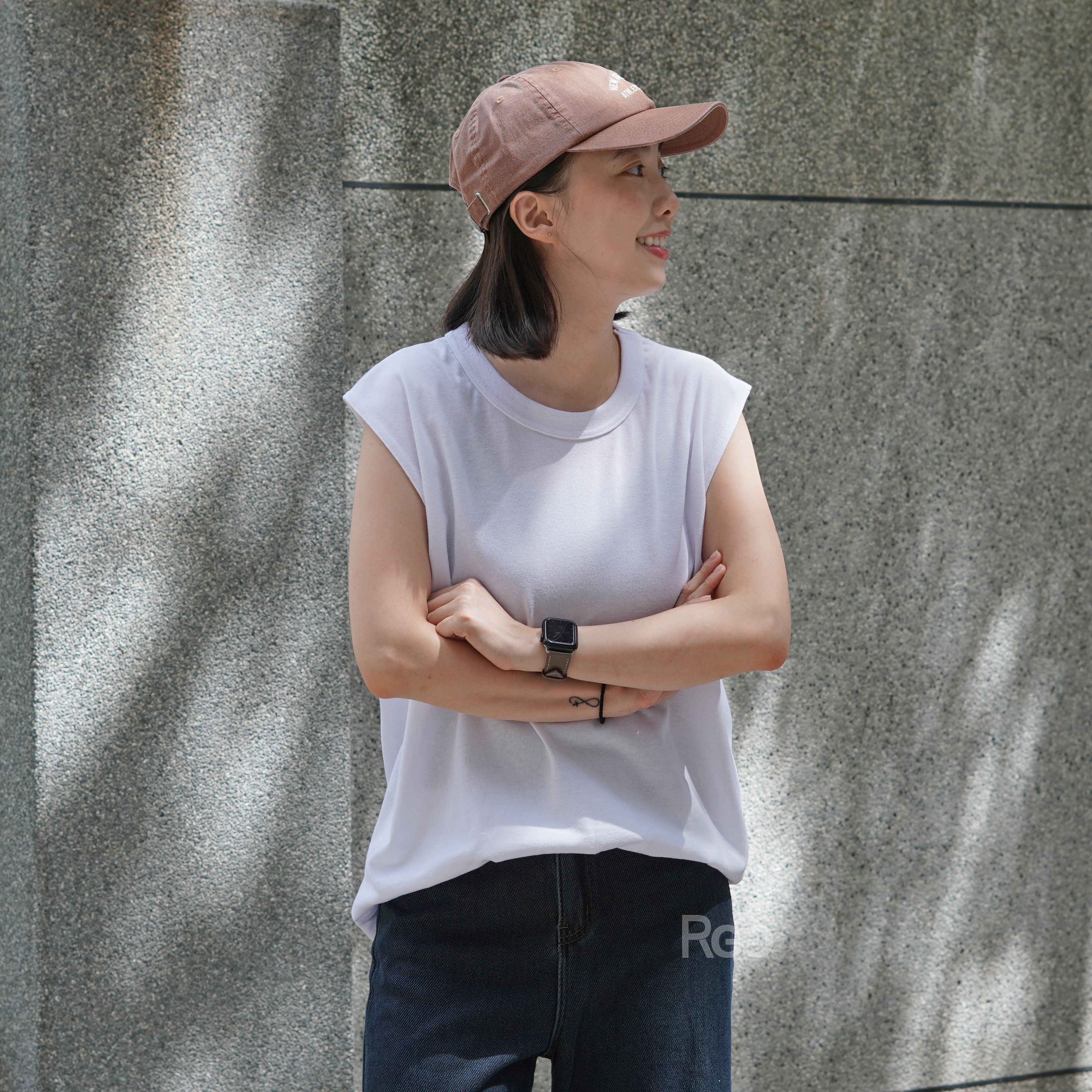 女模穿著#24117 精梳棉寬肩背心白色