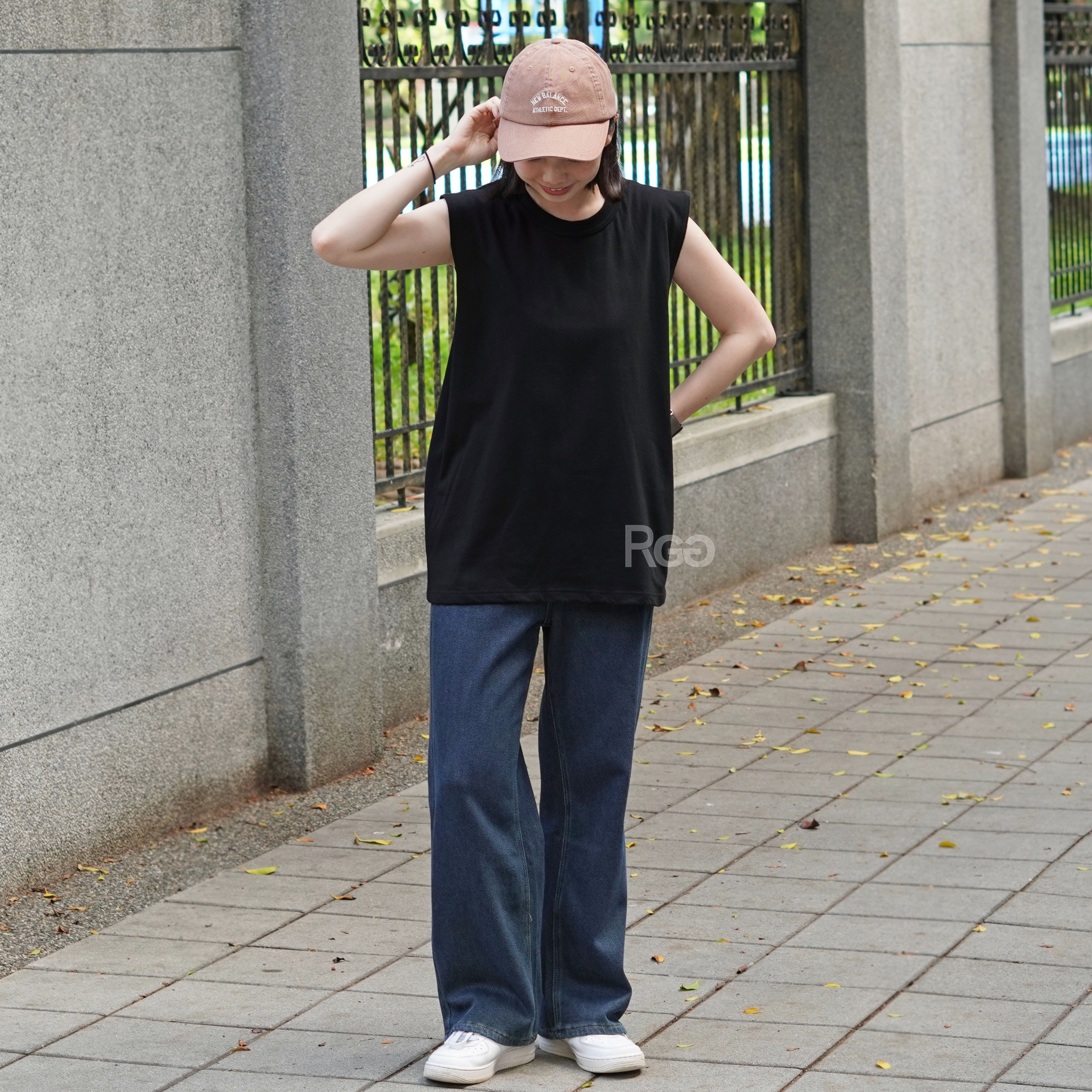 女模穿著#24117 精梳棉寬肩背心黑色全身照