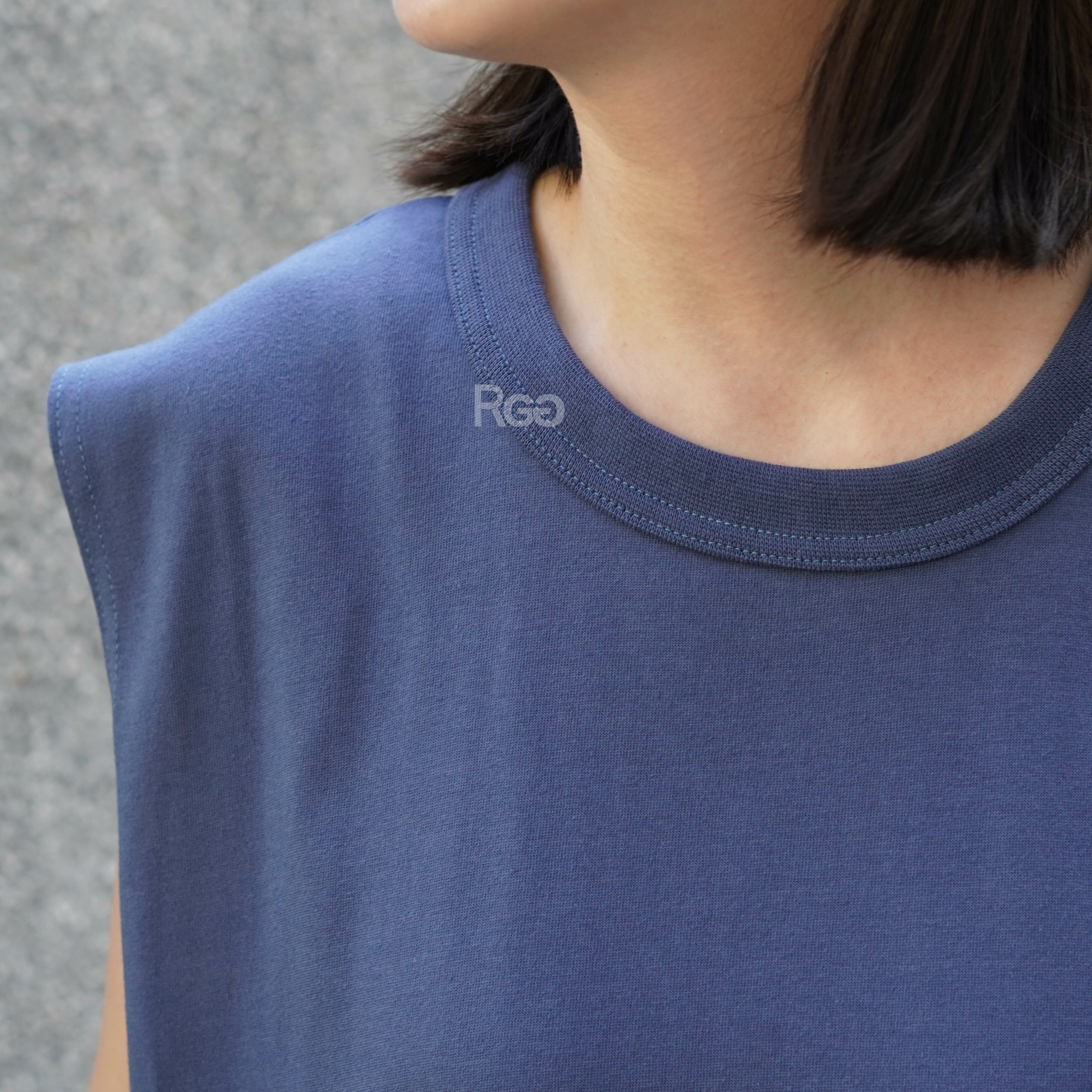 #24117 精梳棉寬肩背心靛藍色細節特寫照