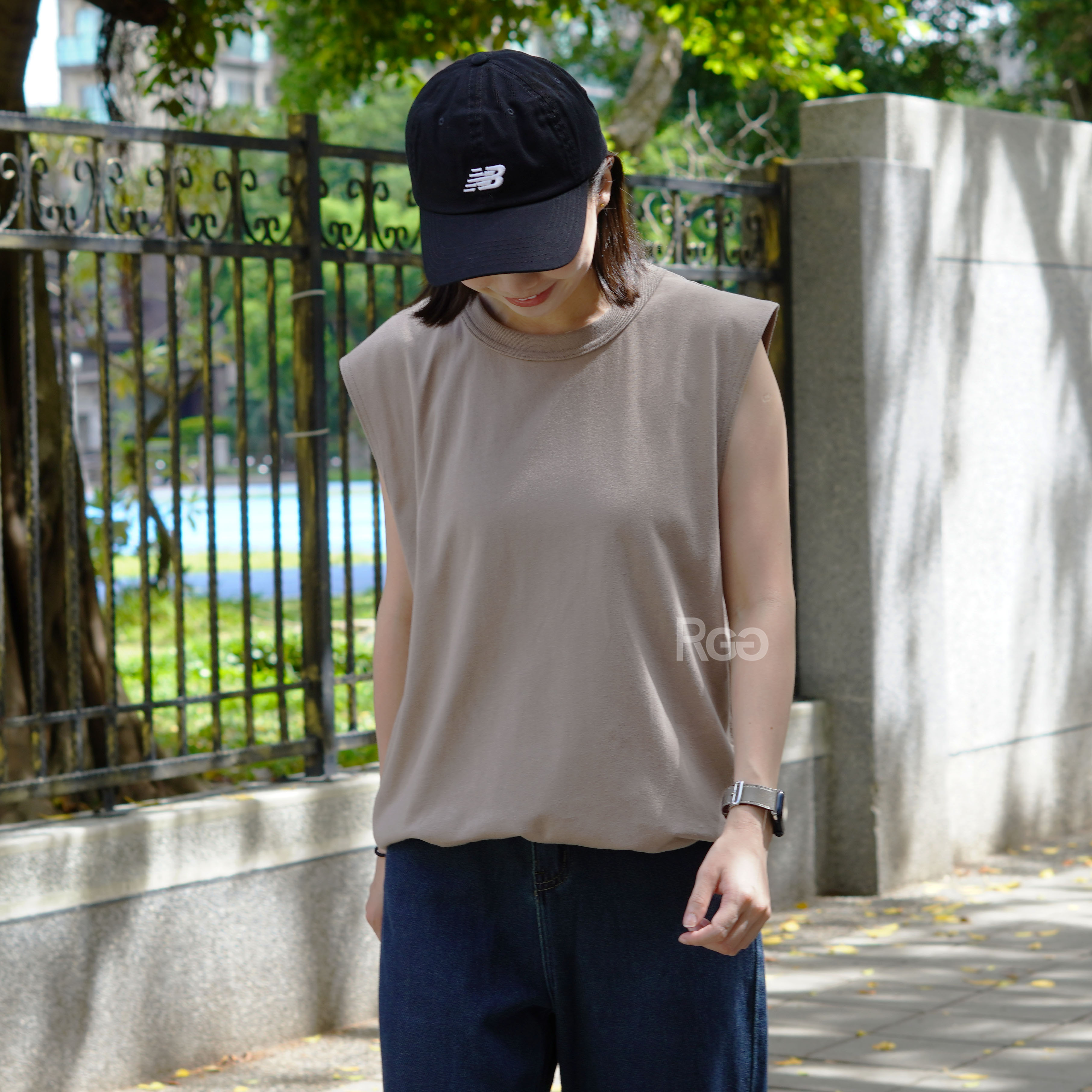 女模穿著#24117 精梳棉寬肩背心卡其色半身照