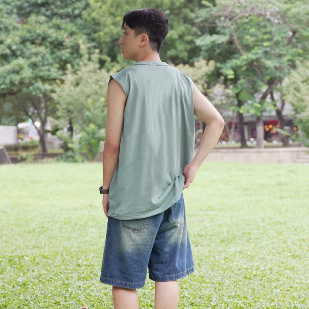 男模穿著#24117 精梳棉寬肩背心石綠色背面照