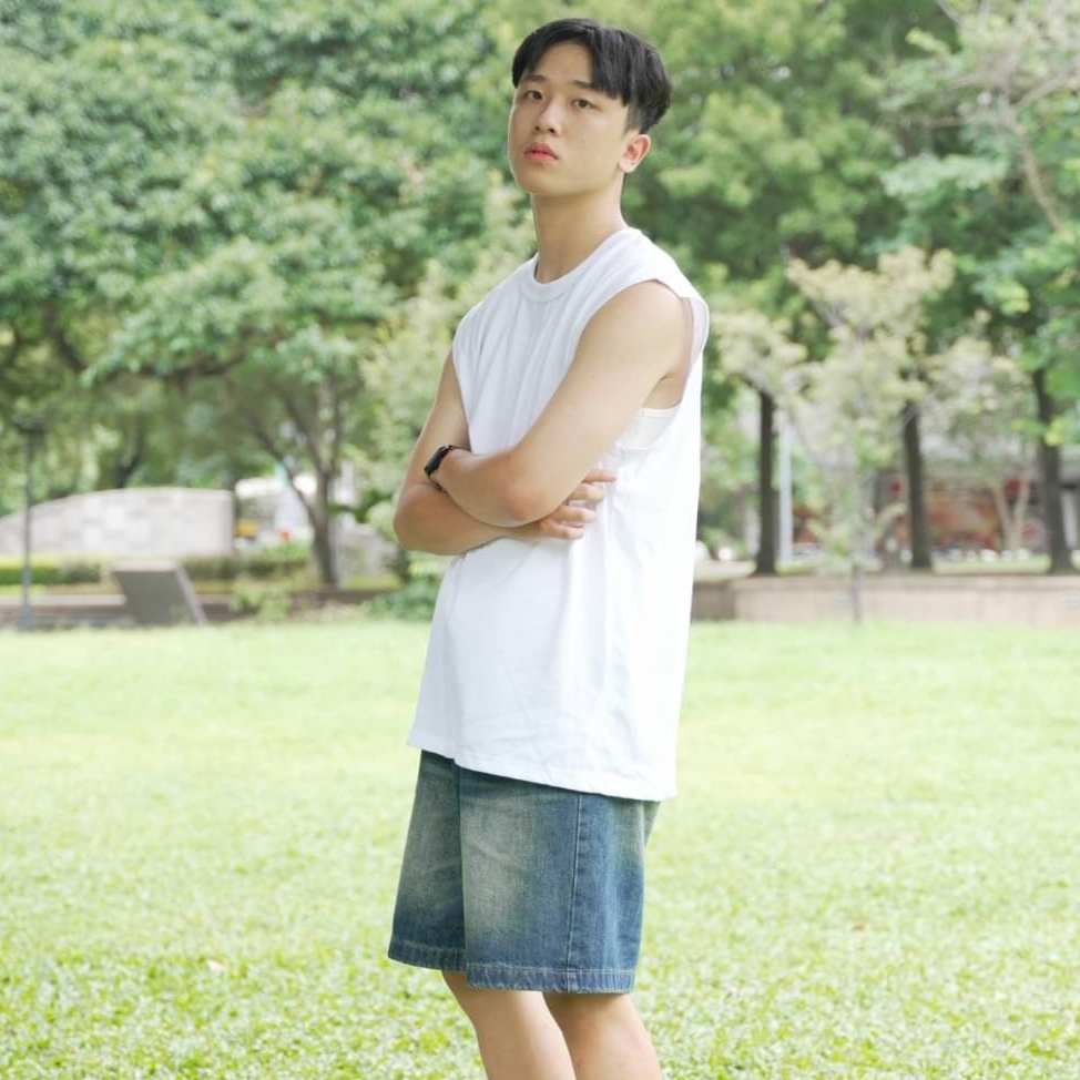 男模穿著#24117 精梳棉寬肩背心白色半身照