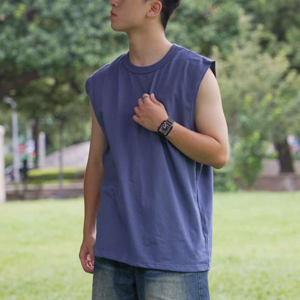 男模穿著#24117 精梳棉寬肩背心靛藍色半身照