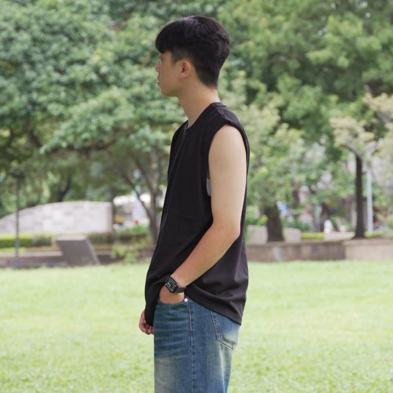 男模穿著#24117 精梳棉寬肩背心黑色側面照